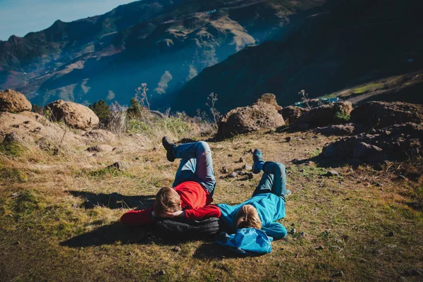 Otec a syn relaxovat na cestování v horách — Stock fotografie