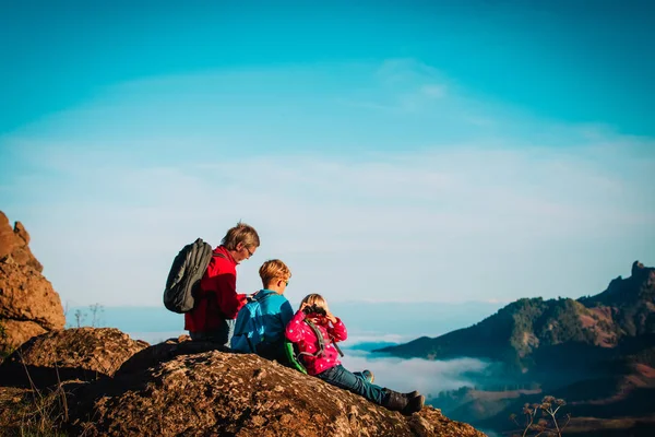 Šťastný otec a děti cestovat pěší turistiku v horách — Stock fotografie