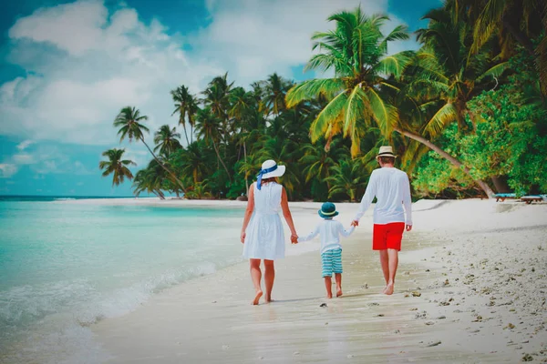 Gezin met kind lopen op tropisch strand — Stockfoto