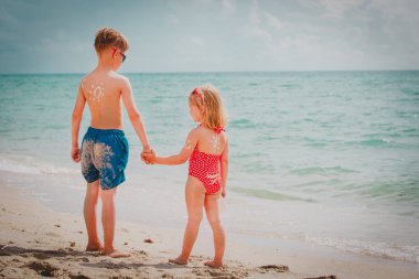 Güneş koruma - küçük erkek ve kız suncream Plajı'nda ile