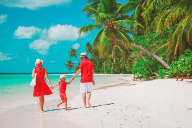 plajda, çocuk yürüyüş ile aile keyfini çıkarın tatil tropikal