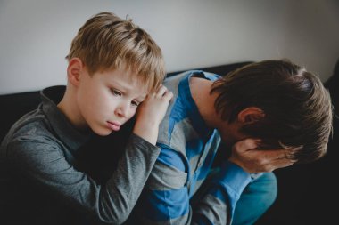 stresli baba, Aile sorunları, üzüntü ile üzgün çocuk