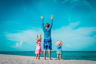 mutlu baba küçük kızı plajda eğlenmek