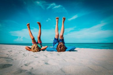 Baba ve oğul plaj tatil eğleniyor