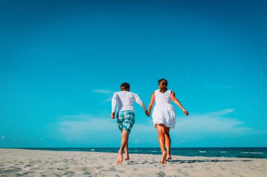 taktiği uygula mutlu sevgi dolu çift tropikal kumsalın tadını çıkar.