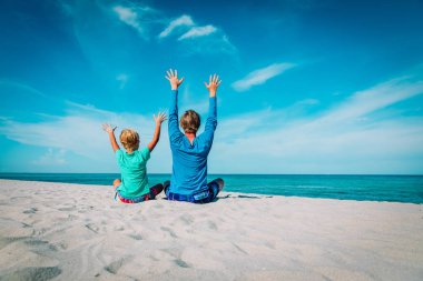 Baba oğul sahilde eğleniyorlar.