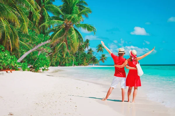 Felice coppia amorevole godere di vacanza al mare tropicale — Foto Stock