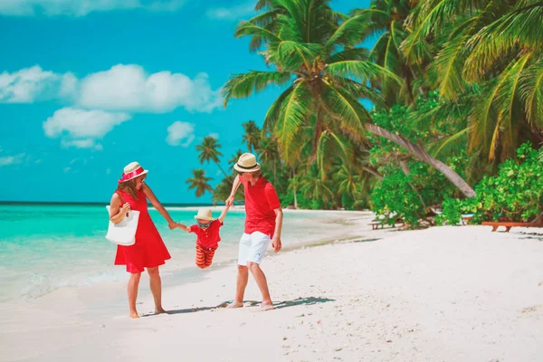 Famiglia con bambino che gioca sulla spiaggia di sabbia tropicale — Foto Stock