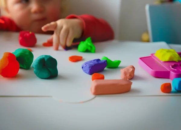 Mała dziewczyna grać z gliny i formowania kształtów, rękodzieło dla dzieci — Zdjęcie stockowe