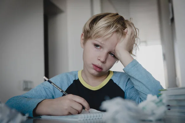 Lille pojken trött stressad av skrift, göra läxor — Stockfoto