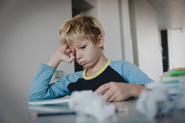 Kisfiú fáradt hangsúlyozta, az írás, csinál házi feladatot — Stock Fotó