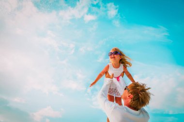 Baba ve mutlu küçük kız sky Çal