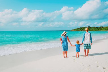 İki çocuklu mutlu aile tropik sahilde yürümek