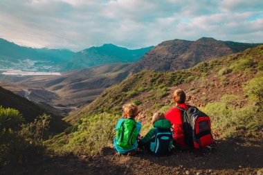 Baba ve iki çocukları dağlarında seyahat