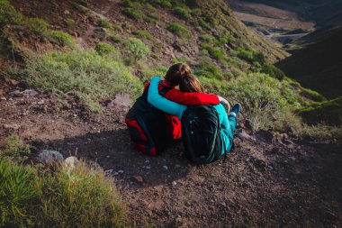 mutlu sevgi dolu çift Hiking dağlarında seyahat
