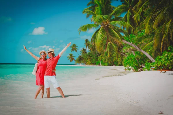 Szczęśliwa para kochających cieszyć się wakacje na tropikalnej plaży — Zdjęcie stockowe