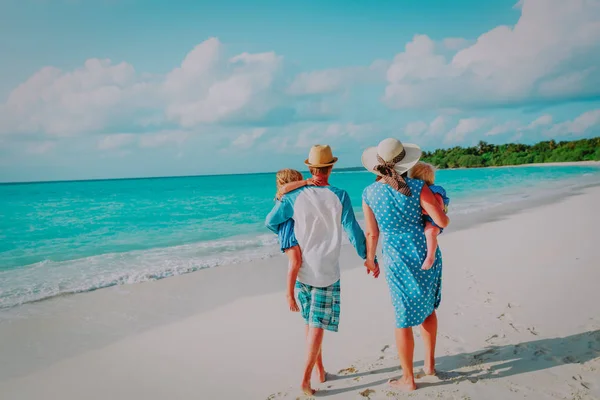 Lycklig familj med två barn gå på tropical beach — Stockfoto