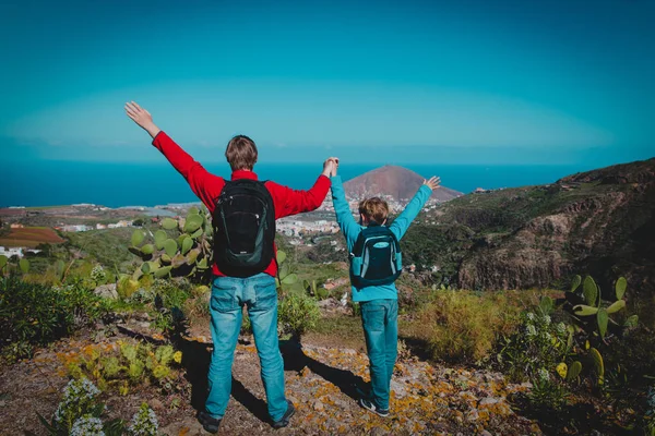 Lycklig far och son vandring resor i bergen — Stockfoto