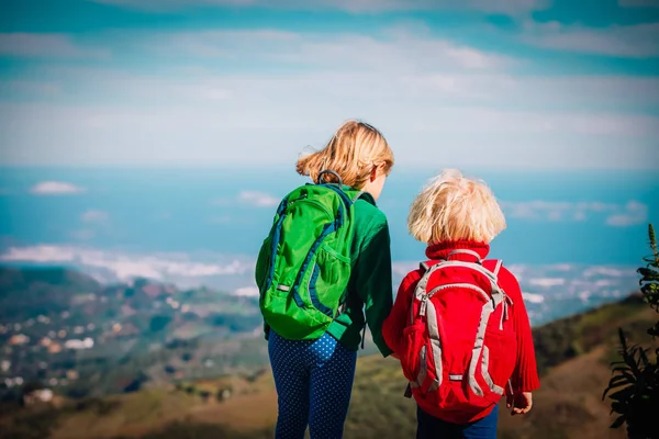 doğada küçük kızlarla sırt çantaları Seyahat