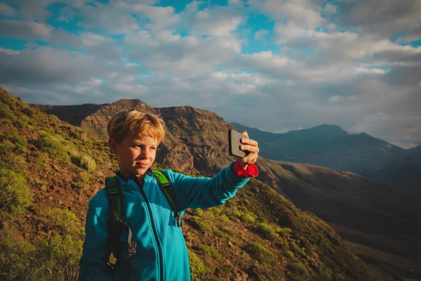 Kleiner Junge macht Selfie auf Bergtour — Stockfoto