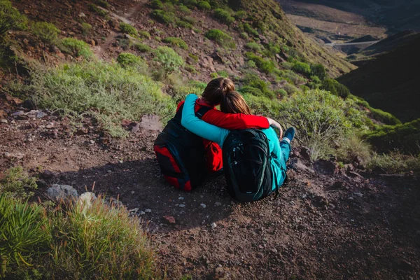 mutlu sevgi dolu çift Hiking dağlarında seyahat