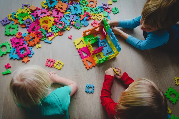 Enfants jouant avec le nombre et les formes puzzle — Photo