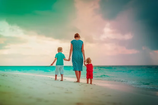 Mutter mit Sohn und Tochter spazieren am Strand — Stockfoto