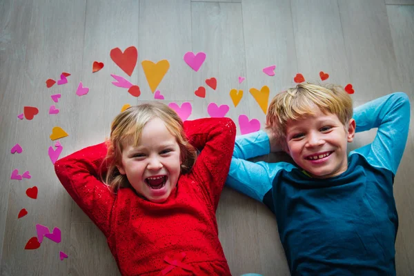 Feliz lindo chico y chica jugar con corazones de papel, día de San Valentín — Foto de Stock