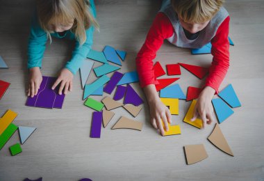 bulmaca veya tangram, eğitim ve öğrenme kavramı ile oynayan çocuklar