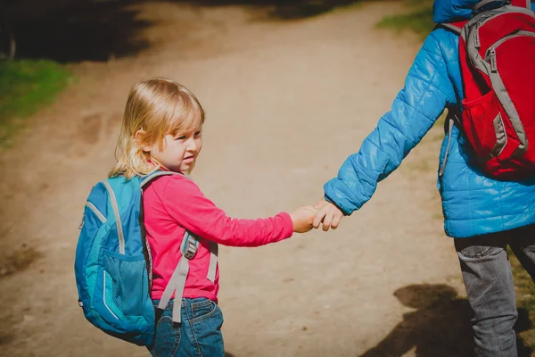 男の子と女の子の学校に行くバックパックで — ストック写真