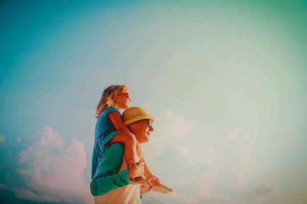 Lycklig far och liten dotter leker på himlen — Stockfoto