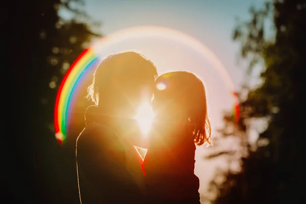 Père et petite fille silhouettes jouent au coucher du soleil — Photo