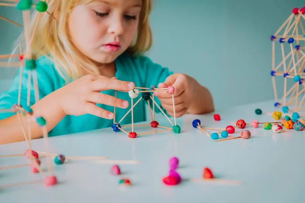 Niño haciendo formas geométricas, ingeniería y STEM — Foto de Stock