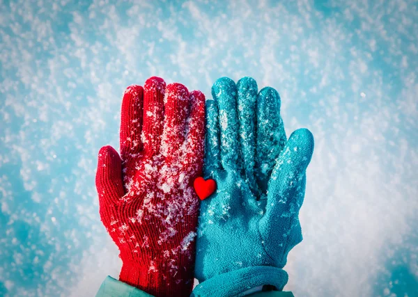 Handen in handschoenen hart houden in de winter natuur — Stockfoto