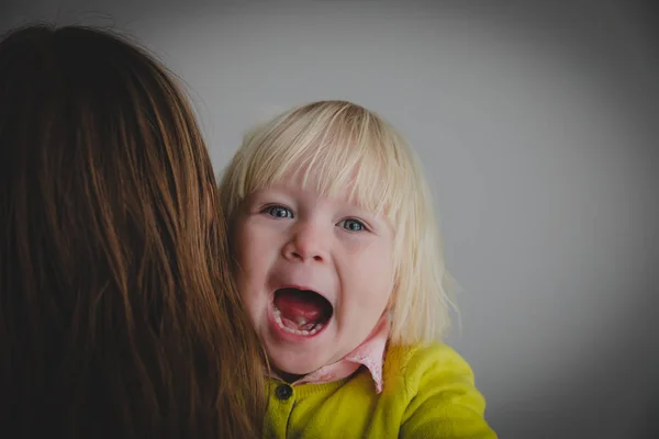 Sürpriz ya da korkmuş kızgın, güçlü duygu küçük bebek not tutan anne — Stok fotoğraf