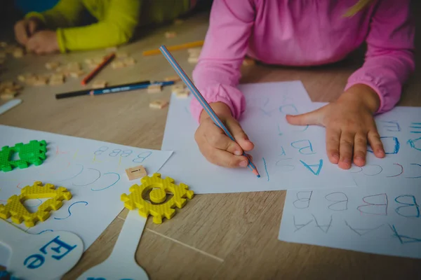 Barnen lär sig att skriva bokstäver, alfabetet, göra läxor — Stockfoto