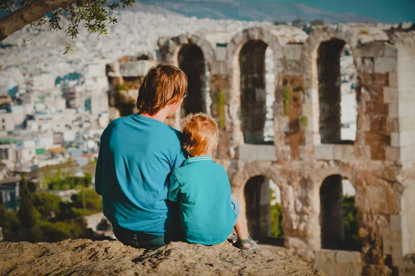 Vater und kleiner Sohn reisen in Akropolis, Athen, Griechenland — Stockfoto