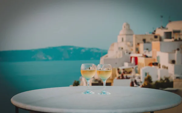 낭만주의 휴가 그리스에서-산토리니에서 2 와인잔 — 스톡 사진