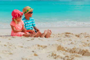 küçük erkek ve kız plajda eğlenmek