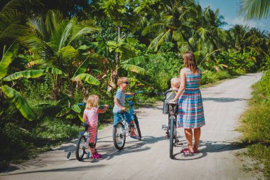Çocuklarla tatil tropikal bisiklet sürme etkin anne