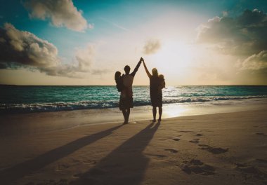 mutlu aile çocuklarla oynamak sunset beach adlı