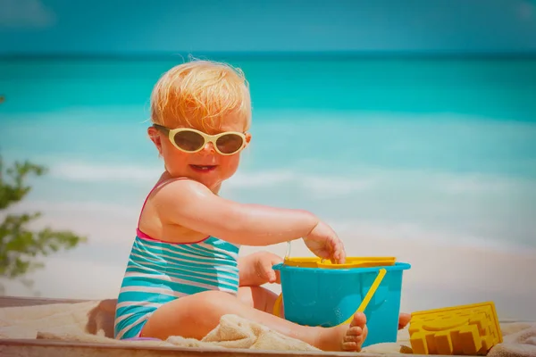 Sevimli küçük bebek kız sahilde oyuncaklarla oynamak — Stok fotoğraf