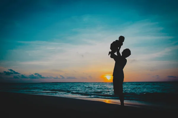 Πατέρας και μικρή κόρη σιλουέτες παίζουν στο ηλιοβασίλεμα — Φωτογραφία Αρχείου