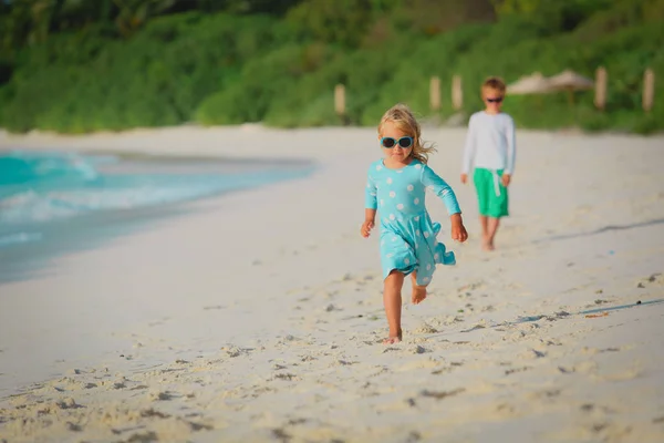 Zadowolony ładny małej dziewczynki i chłopca na wakacje na plaży — Zdjęcie stockowe
