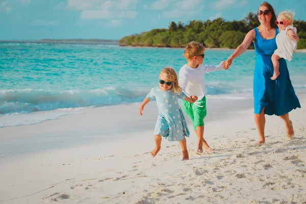 Madre con niños jugar correr en la playa tropical — Foto de Stock