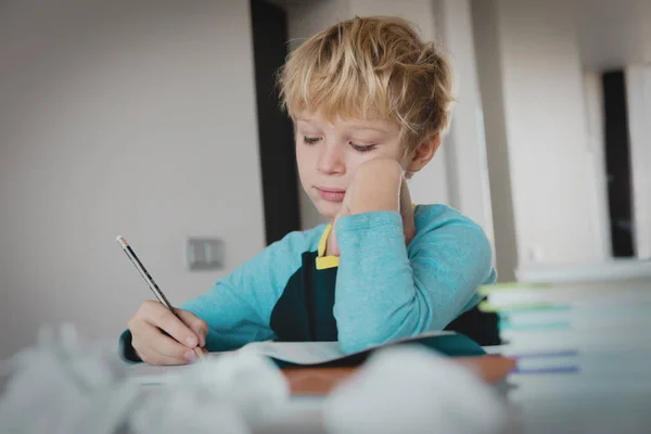 Jeune garçon fatigué stressé d'écrire, faire ses devoirs — Photo