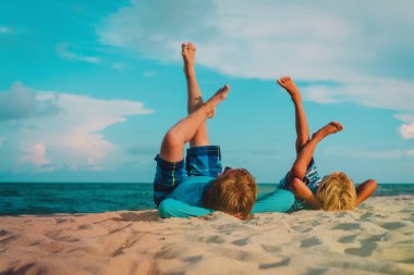 Baba oğul sahilde eğleniyorlar.