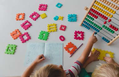 küçük kızlar öğrenmek yazma ve culculate sayılar
