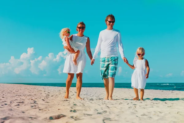 Gelukkige familie met kinderen lopen op strand — Stockfoto