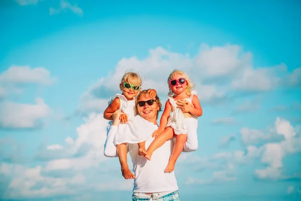 Gelukkig Vader Met Twee Dochters Van Weinig Spelen Hemel Ouderschap — Stockfoto